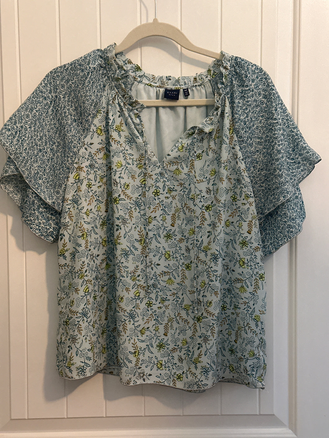 155. Floral Flutter Sleeve Blouse Size M (VGUC)