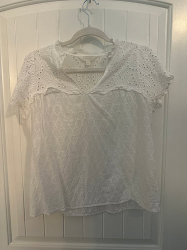 11. Eyelet SS Top Size M (GUC)