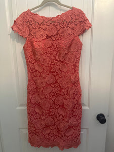 59. JJs House Coral Sheath/Column Scoop Knee-Length Lace Cocktail Dress Size 8/10 (VGUC)