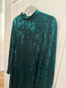 98. Green Velvet LS Dress Size 10 (VGUC)