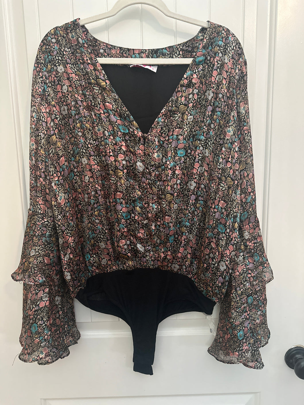 116. Floral Bell Sleeve Body Suit Top Size L (VGUC)